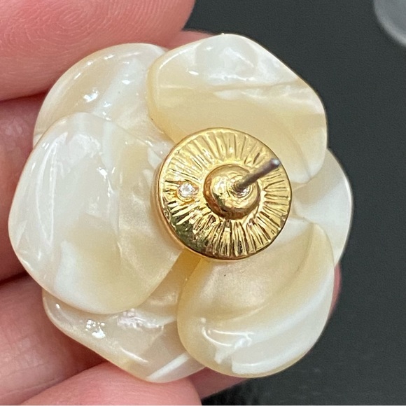 Unsigned Ivory Cream Swirl Resin CZ Center Flower Earrings - Picture 13 of 13